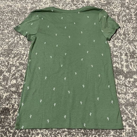 ‼️SOLD‼️NWT GAP Bundle of 2 Short Sleeve Tops. 1 Green top and 1 pink top. - Picture 6 of 12